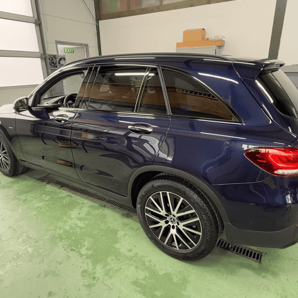 véhicule brillant dans un garage topgear