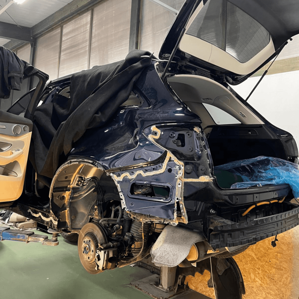 Démarrage des réparation par le tôlier chez Topgear