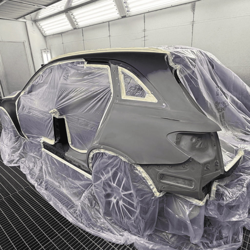 vehicule prêt à peindre dans une cabine de peinture chez top gear