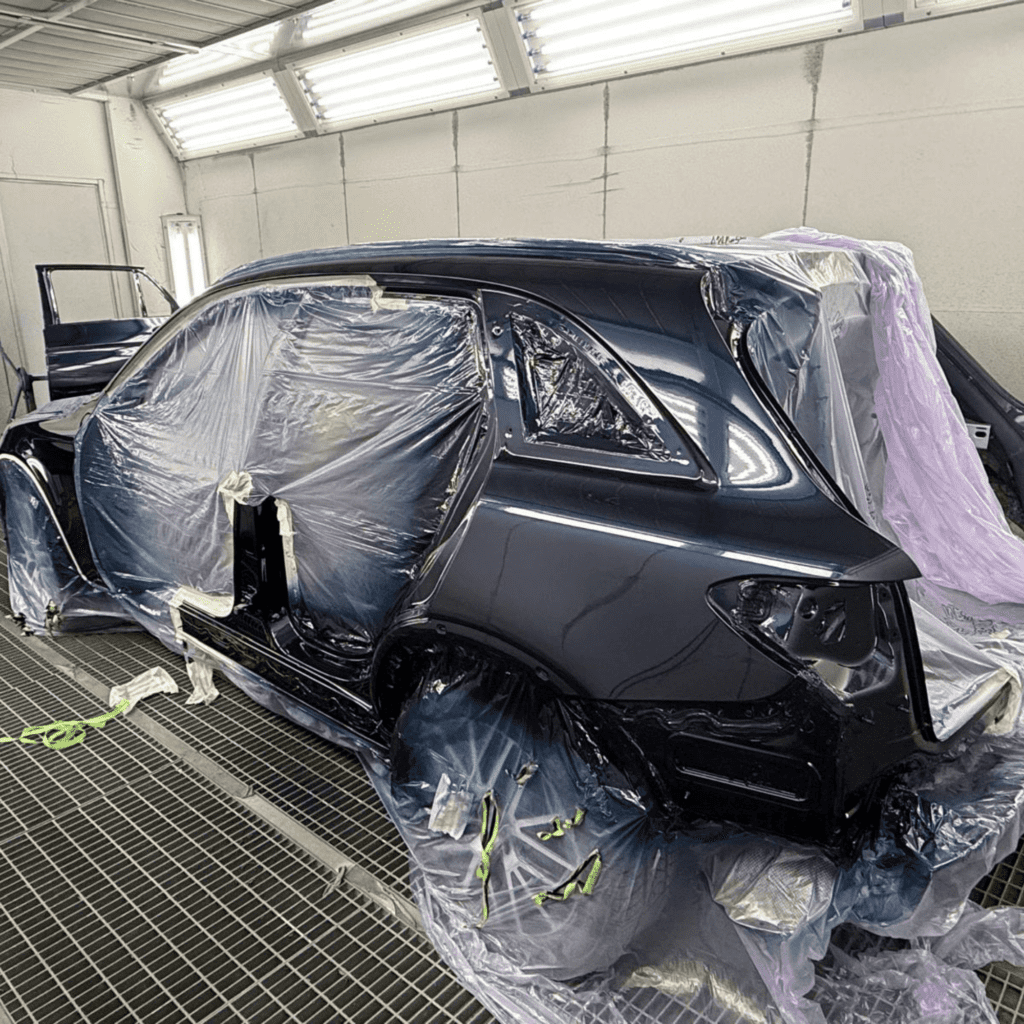 véhicule peint dans une cabine du garage topgear