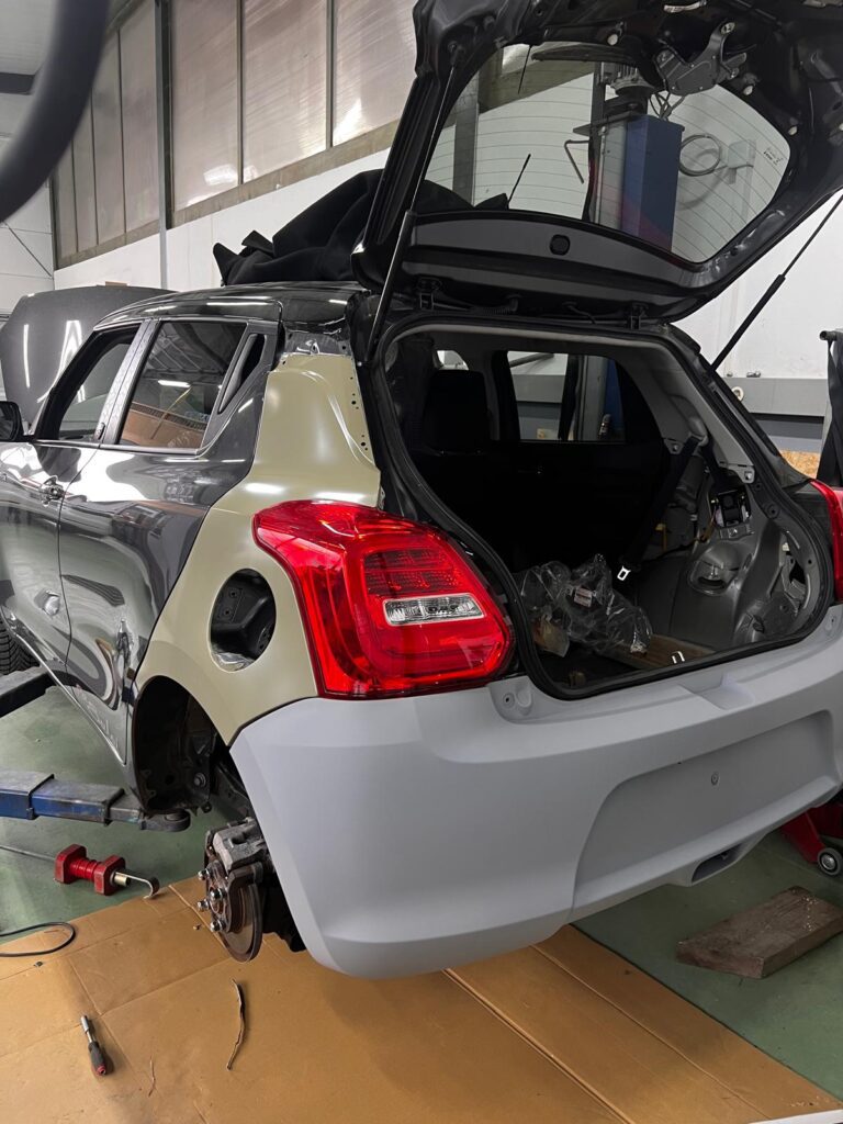 véhicule en réparation tôlerie dans le garage topgear